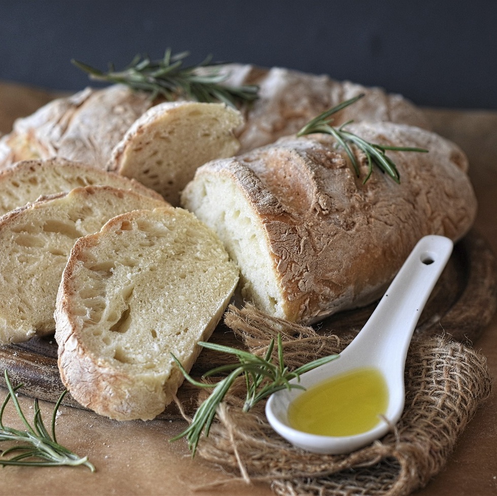 PANE E CUCCHIAIO DI OLIO